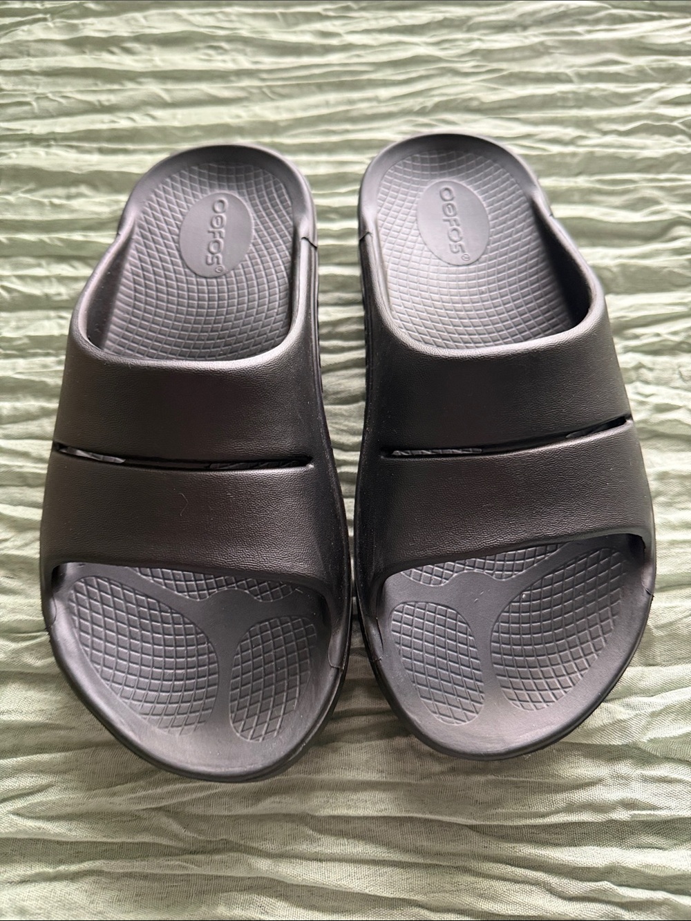 OOFOS Black Slip-On Recovery Slides